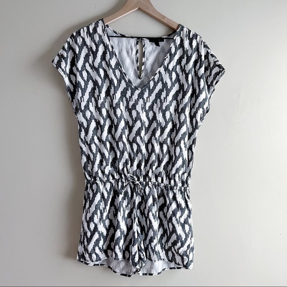 J.Crew Linen Blend Short Sleeve Romper‎ w/ pockets in Black White Ikat Print, XS - Picture 2 of 16